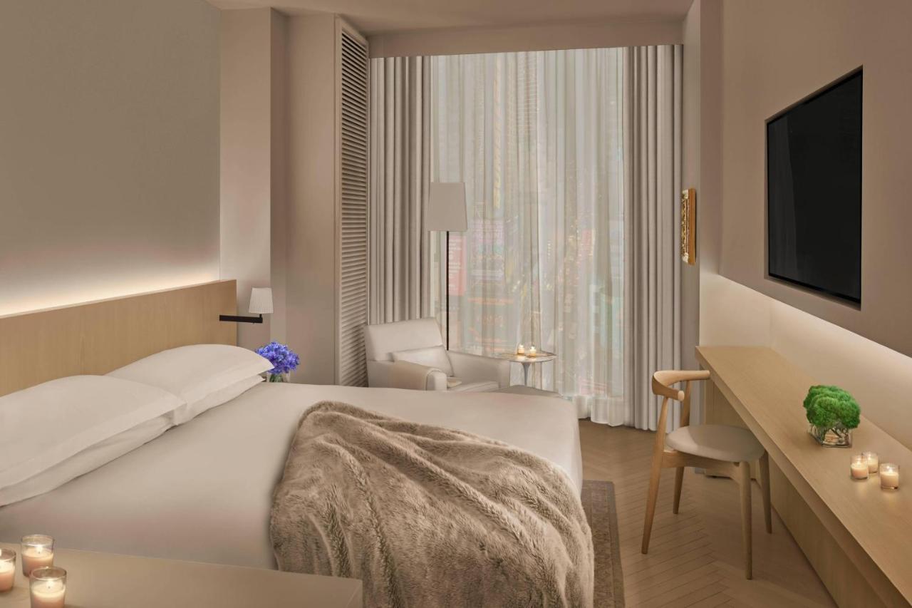 Kamer met Kingsize Bed en Rolstoeltoegankelijke Douche en Uitzicht op Times Square - Geschikt voor Gasten met een Lichamelijke Beperking