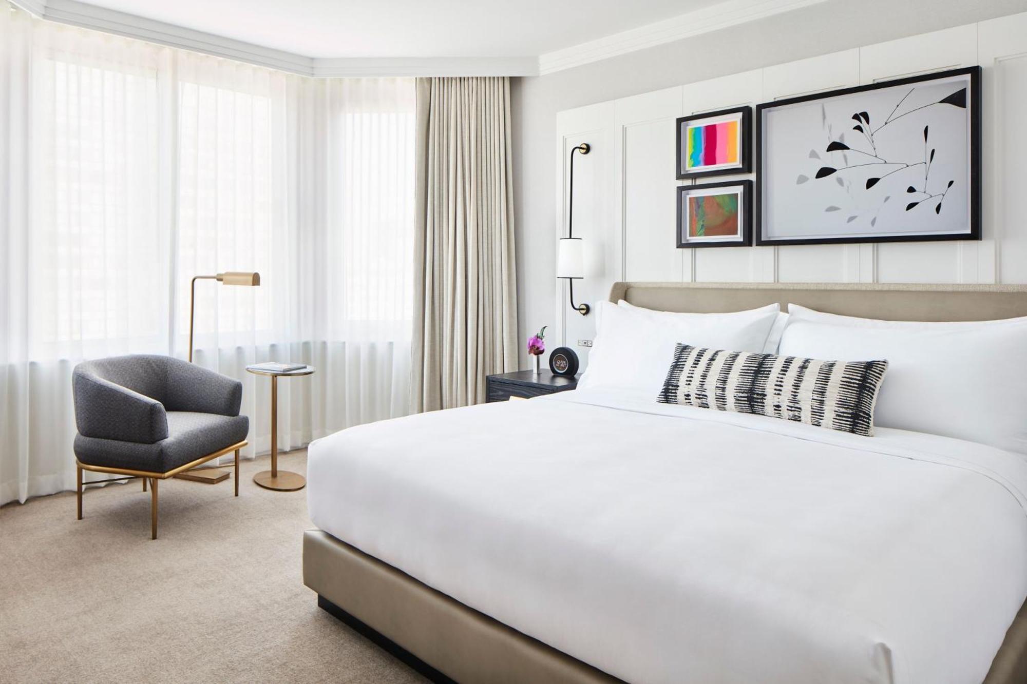 Deluxe Zimmer mit Kingsize-Bett und Stadtblick