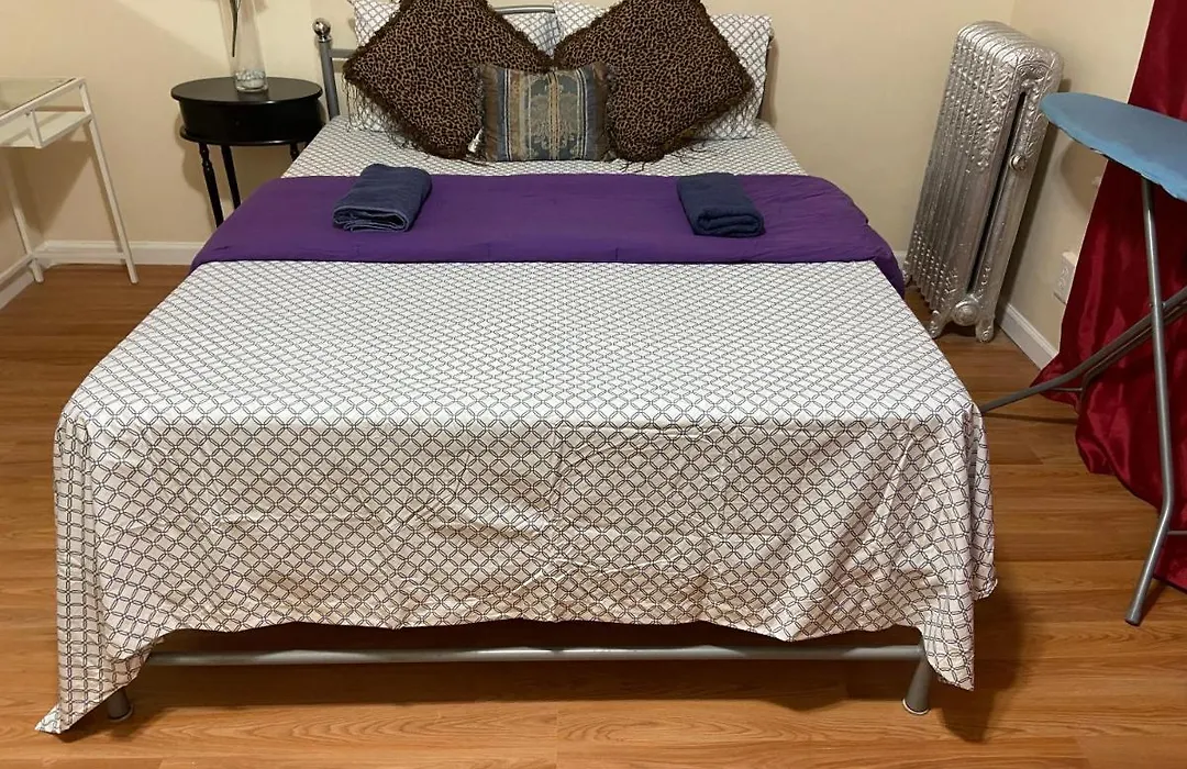 A Cheap Room In Queens-1