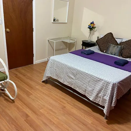A Cheap Room In Queens-3
